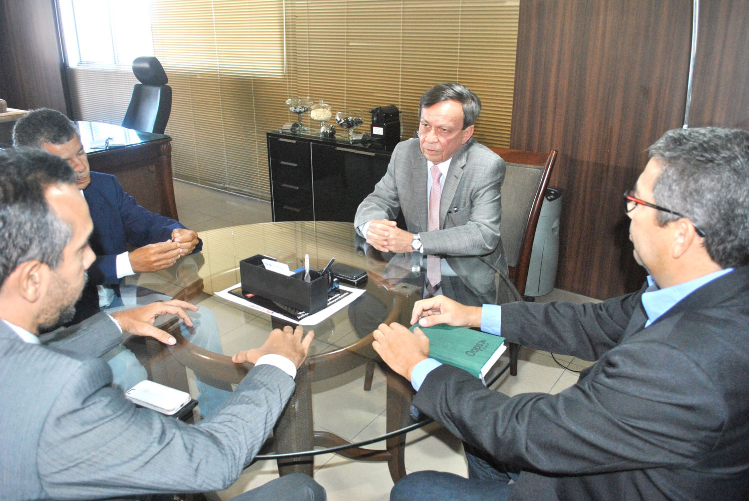 Reunião presidente Luiz Dantas representantes do Sindicato dos Serventuários da Justiça (2).JPG