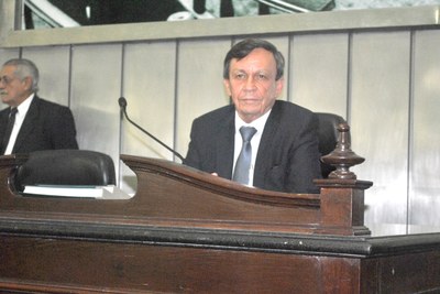 Presidente Luiz Dantas conduziu a sessão.JPG