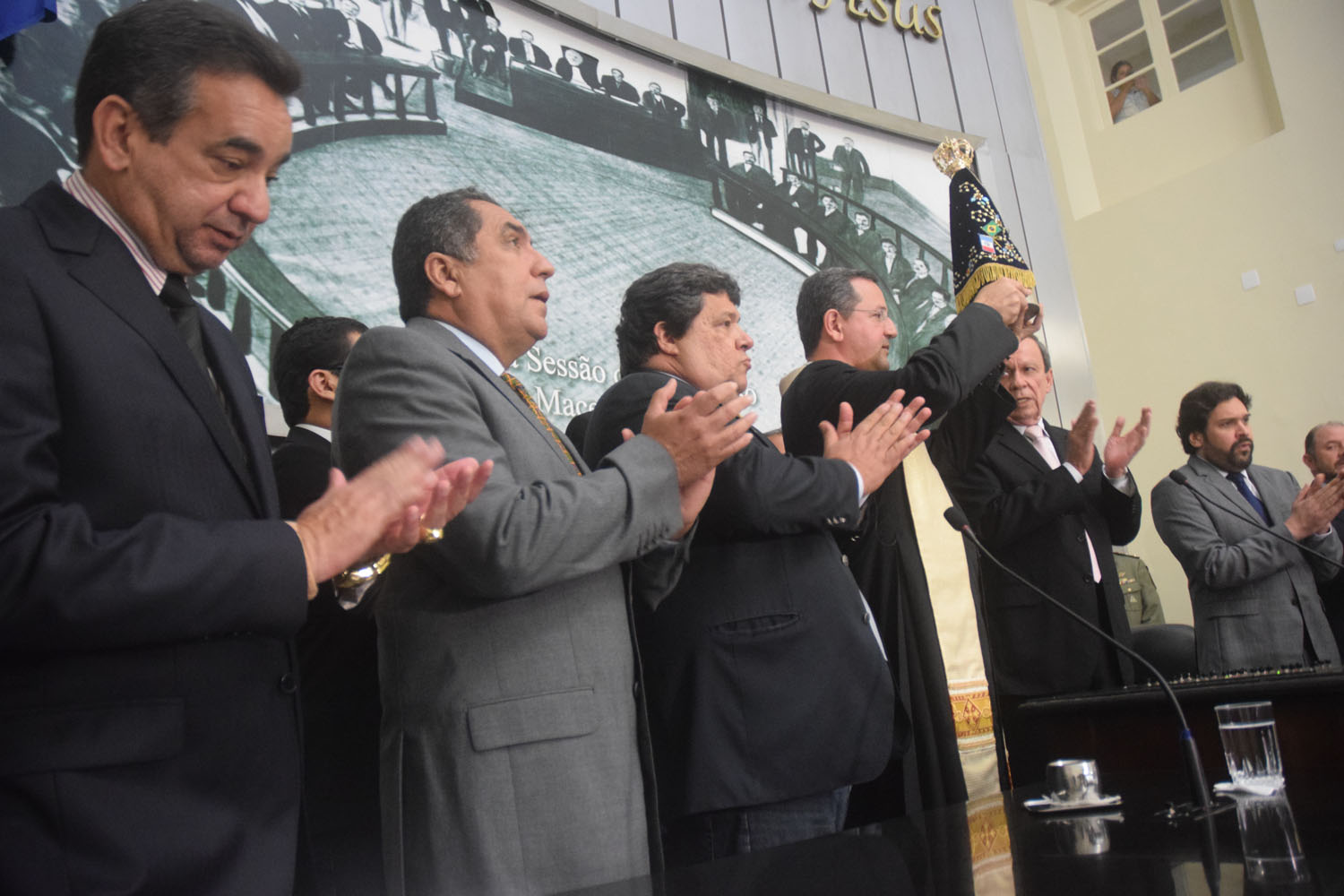 Deputados recepcionam imagem de Nossa Senhora Aparecida.JPG