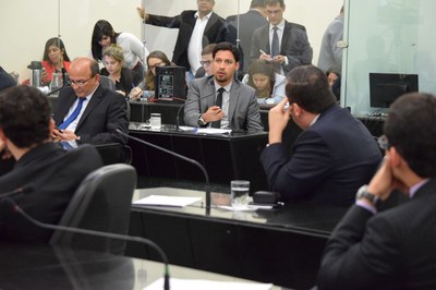 Deputados atentos as palavras do parlamentar Rodrigo Cunha.JPG