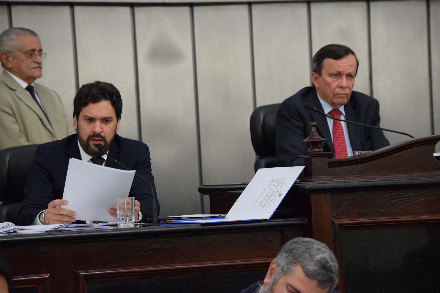 Sessão foi conduzida pelos deputados Isnaldo Bulhões e Luiz Dantas.JPG