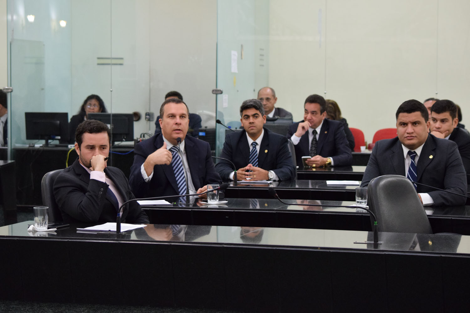 Sessão foi iniciada com a presença de onze deputados.JPG