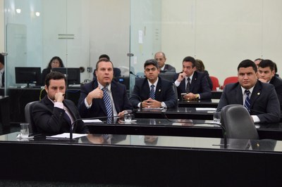 Sessão foi iniciada com a presença de onze deputados.JPG