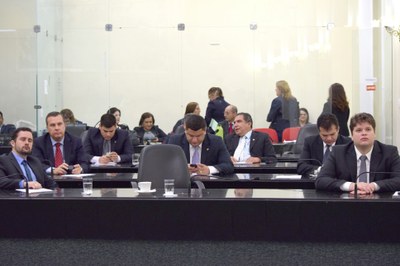 Vinte deputados compareceram a plenária.JPG