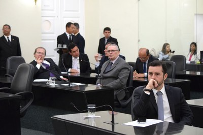 Dezoito deputados compareceram na sessão.JPG