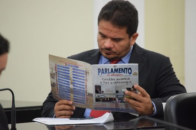 Deputado Marcelo Victor confere revista Parlamento de Alagoas.JPG