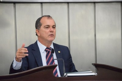 Deputado Ronaldo Medeiros presidiu a sessão.JPG