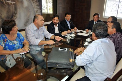 Presidente Luiz Dantas e membros da Mesa Diretora reunidos com representantes dos servidores da Assembleia 1.jpg