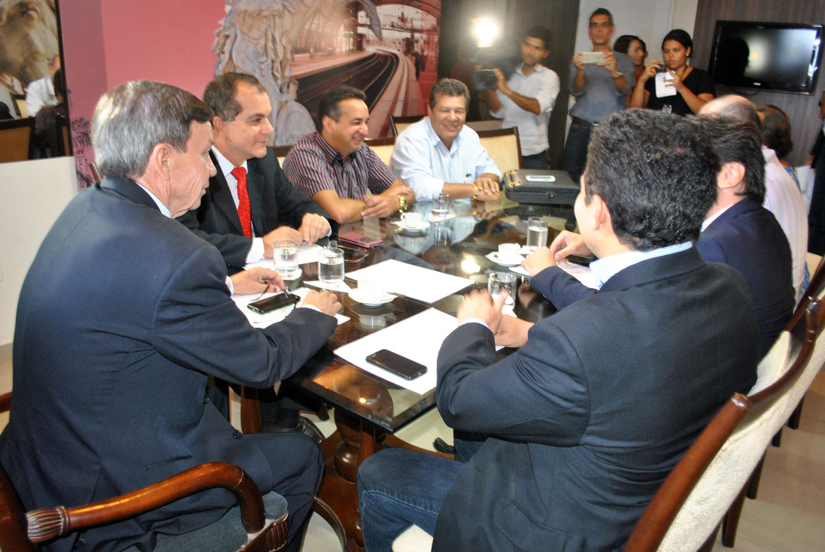 Presidente Luiz Dantas e membros da Mesa Diretora reunidos com representantes dos servidores da Assembleia 2.jpg