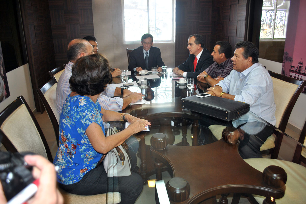 Presidente Luiz Dantas e membros da Mesa Diretora reunidos com representantes dos servidores da Assembleia 3.jpg