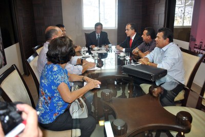 Presidente Luiz Dantas e membros da Mesa Diretora reunidos com representantes dos servidores da Assembleia 3.jpg