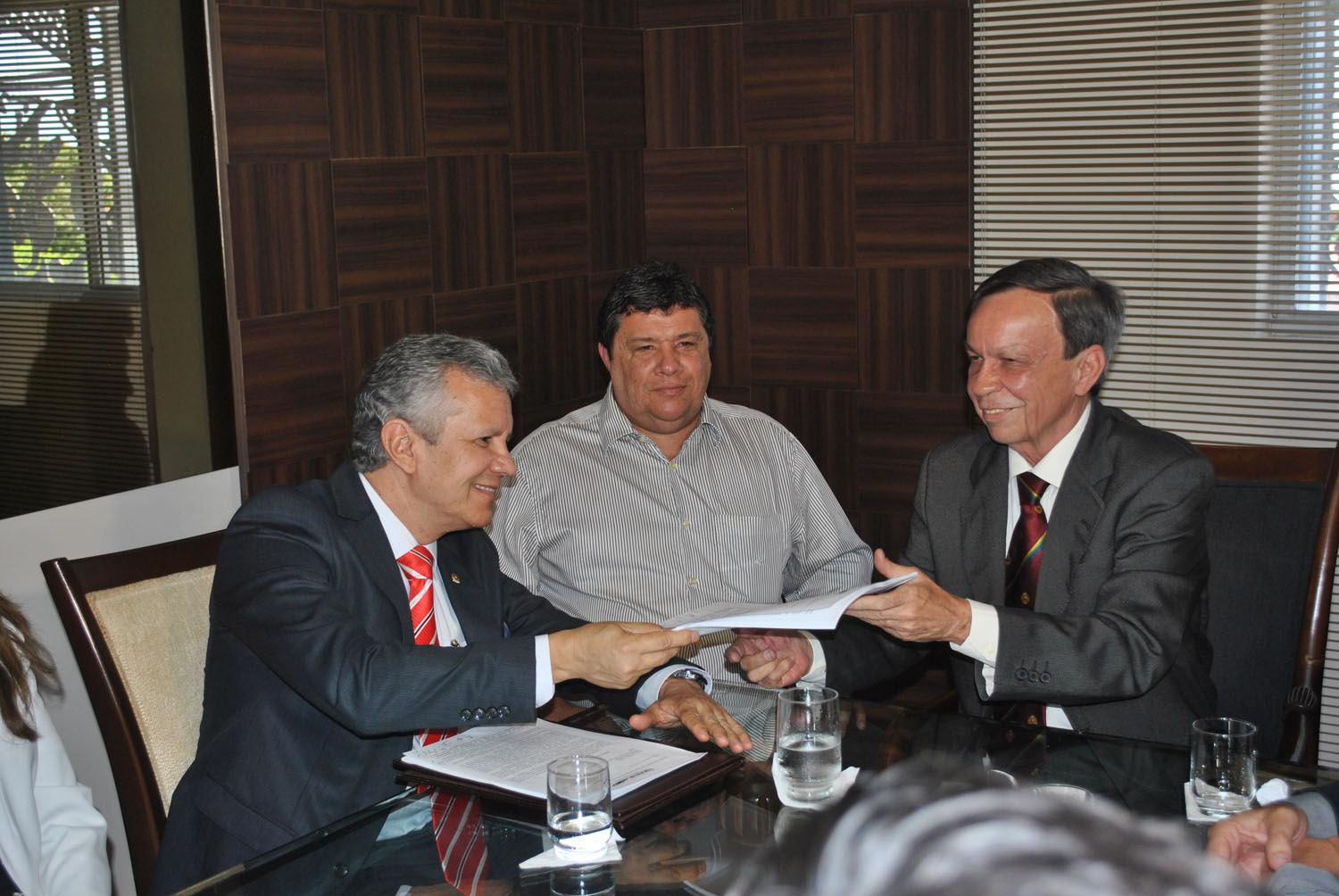Presidente Luiz Dantas reunido com o coordenador Geral do Fórum de Combate à Corrupção, José Carlos Castro .jpg