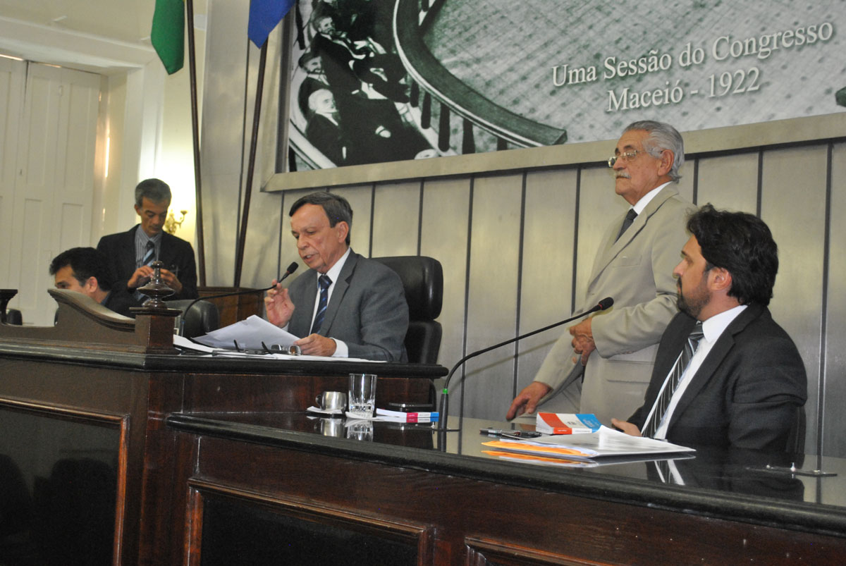 Presidente Luiz Dantas durante sessão extraordinária.jpg