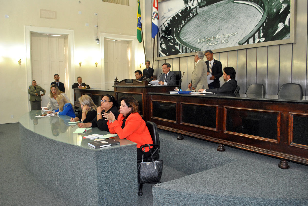 Presidente Luiz Dantas durante sessão extraordinária2.jpg