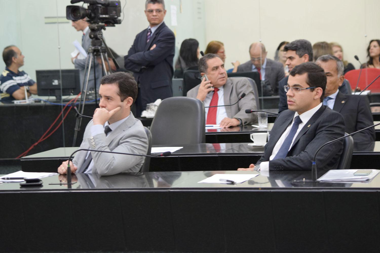 Deputados atentos a sessão.JPG