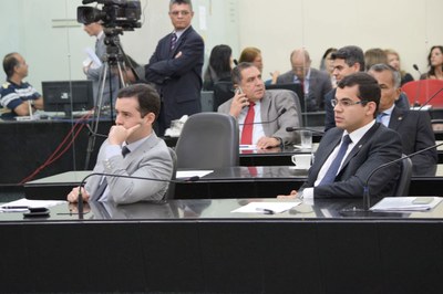 Deputados atentos a sessão.JPG