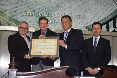 Deputados da Assembleia homenageiam senador Marcelo Crivella.JPG