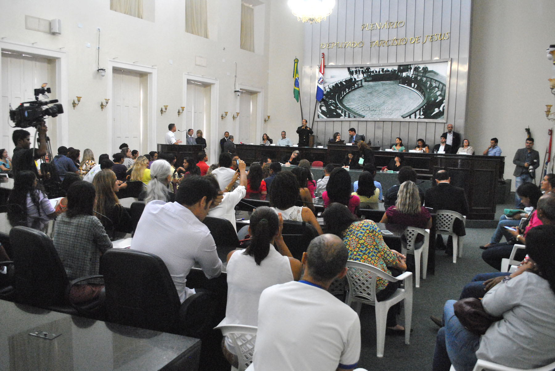 Plenário da Assembleia durante sessão especial (1).jpg