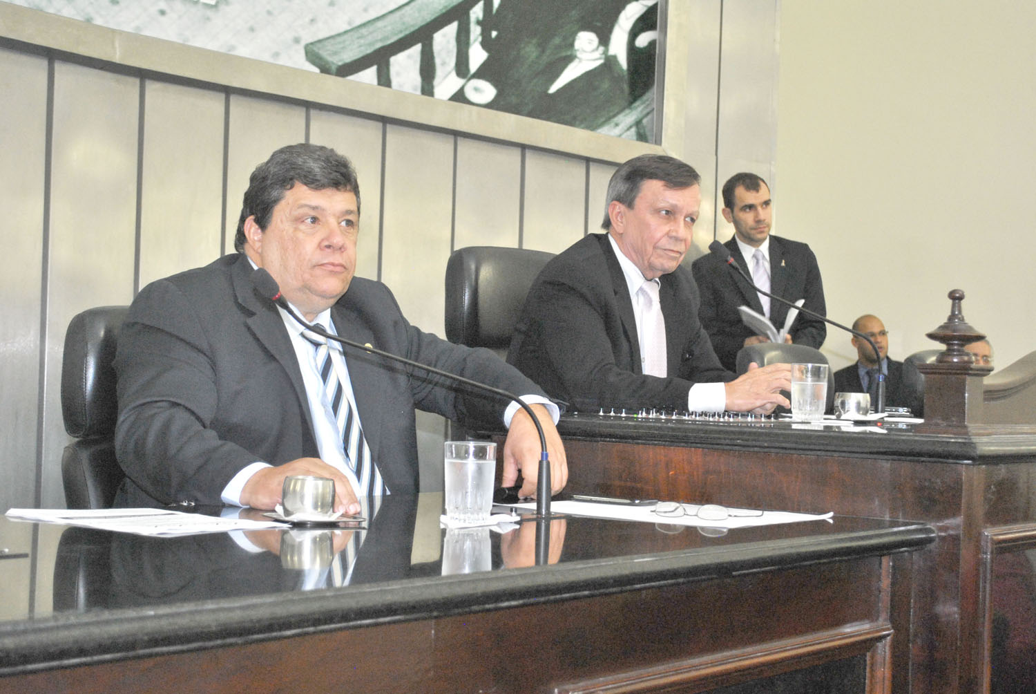 Mesa diretra foi composta pelos deputados Edval Gaia e Luiz Dantas, que presidiu a sessão.JPG