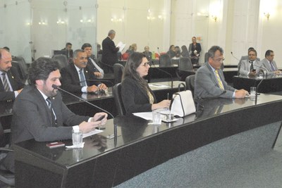 Sessão foi iniciada com nove deputados.JPG