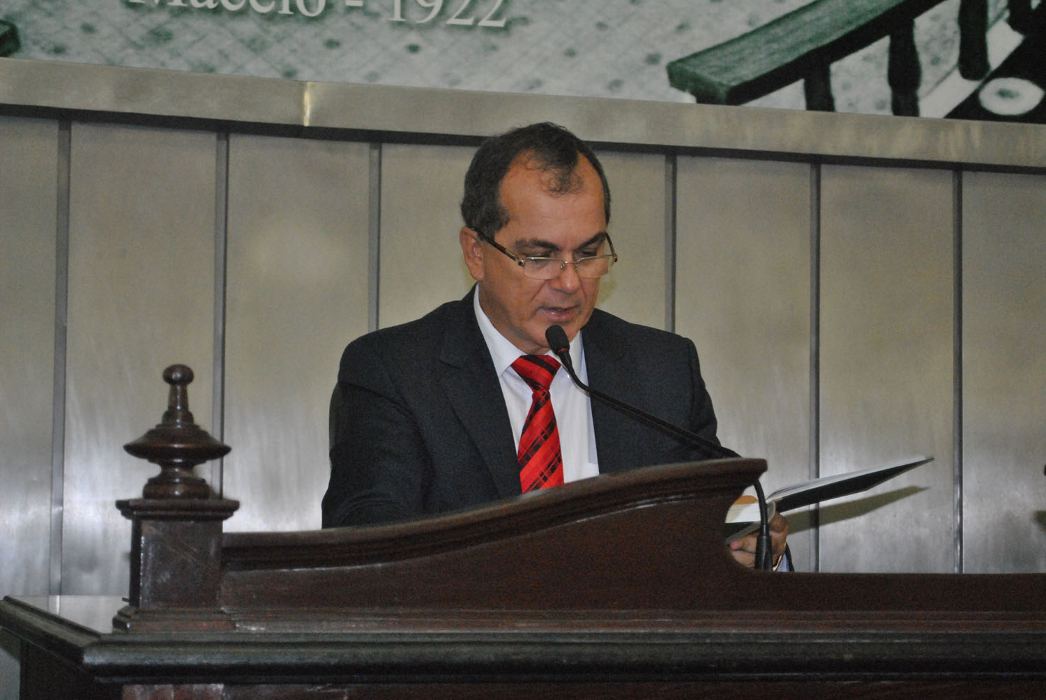 Deputado Ronaldo Medeiros conduziu a sessão.JPG