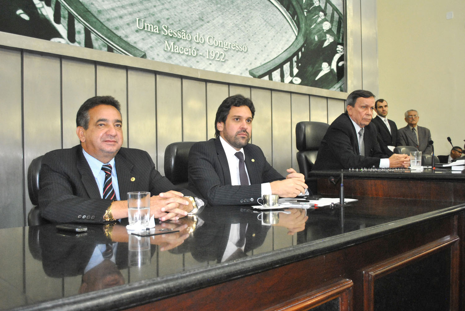 Mesa Diretora composta pelos deputados Marcos Barbosa, Isnaldo Bulhões e o presidente Luiz Dantas.JPG