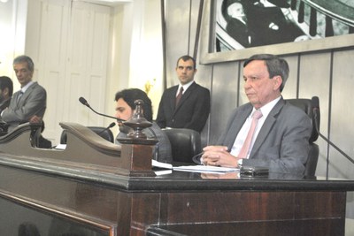 Mesa diretora foi conduzida pelo presidente Luiz Dantas.JPG
