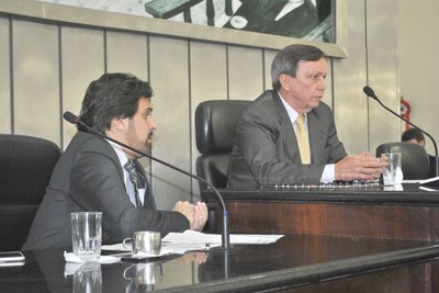 Deputados Isnaldo Bulhões e Luiz Dantas conduziram a sessão.JPG