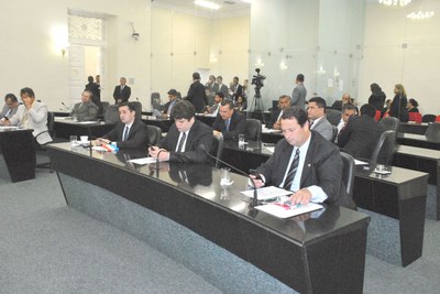 Quinze deputados estiveram presentas na sessão.JPG