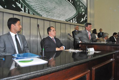 Presidente Luiz Dantas conduz os trabalhos da sessão especial em homenagem ao Dia Internacional do Consumidor.jpg