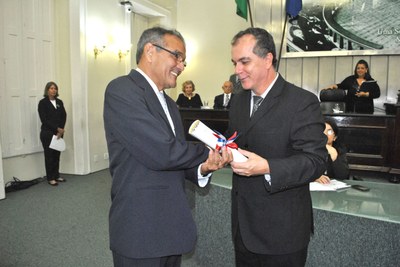 Professor Rostand Lanverly recebe o título de cidadão honorário de Alagoas pelo deputado Ronaldo Medeiros.JPG