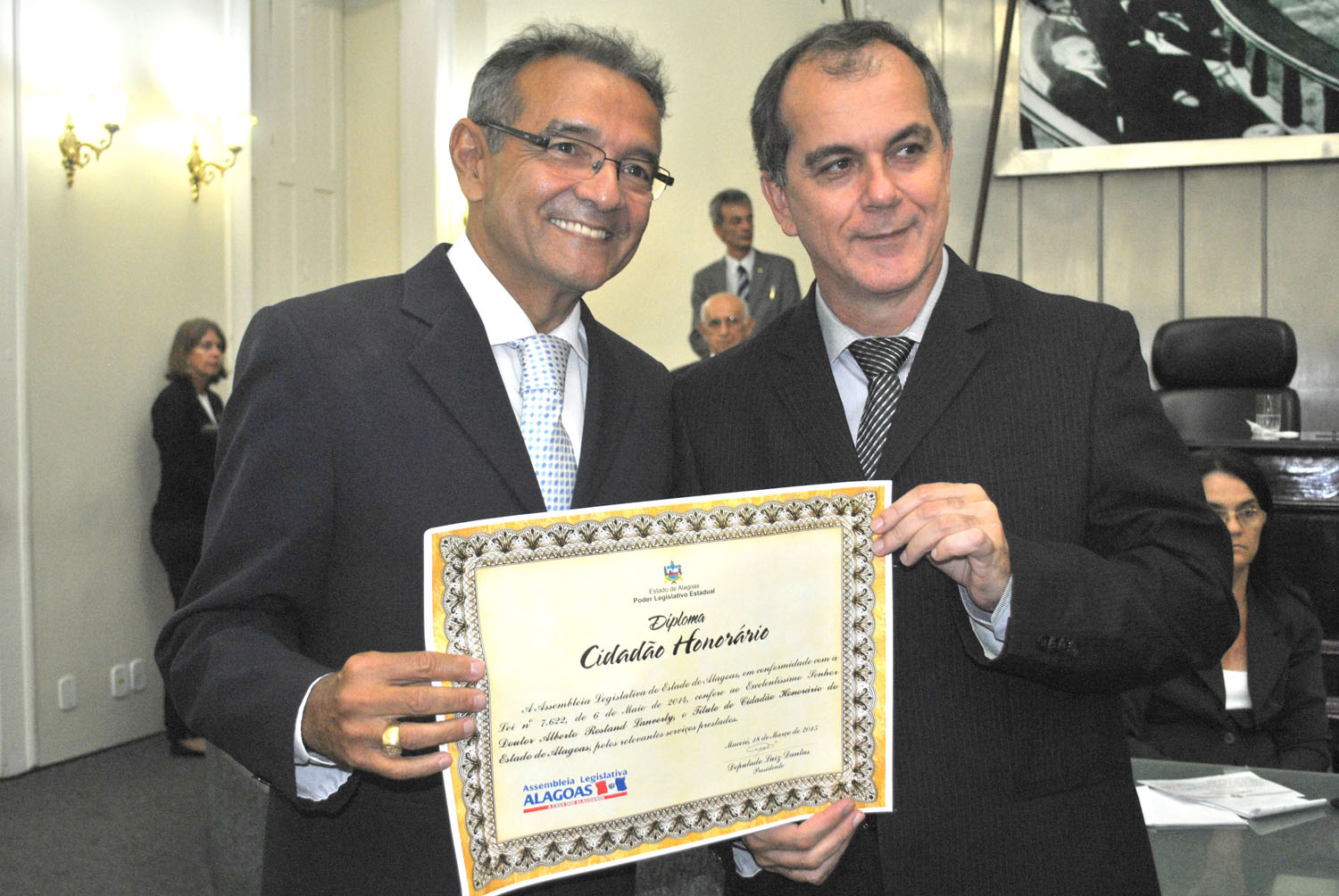Rostand Lanverly recebe o título de cidadão honorário de Alagoas pelo deputado Ronaldo Medeiros.JPG