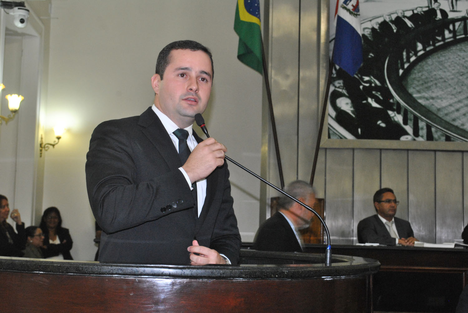 Deputado Bruno Toledo durante sessão ordinária.jpg