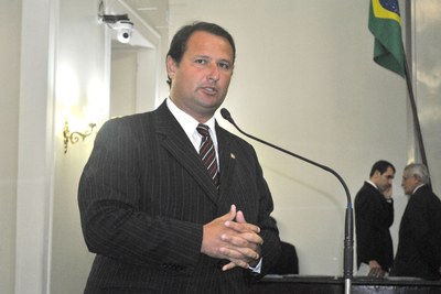 Deputado Dudu Hollanda faz discurso de homenagem ao ex-governador Divaldo Suruagy.JPG