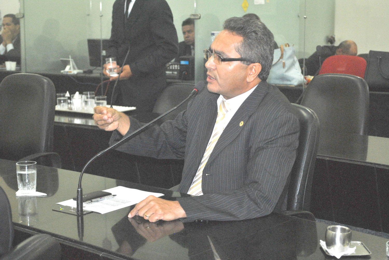 Deputado Franscisco Tenório fala após pedido de aparte.JPG