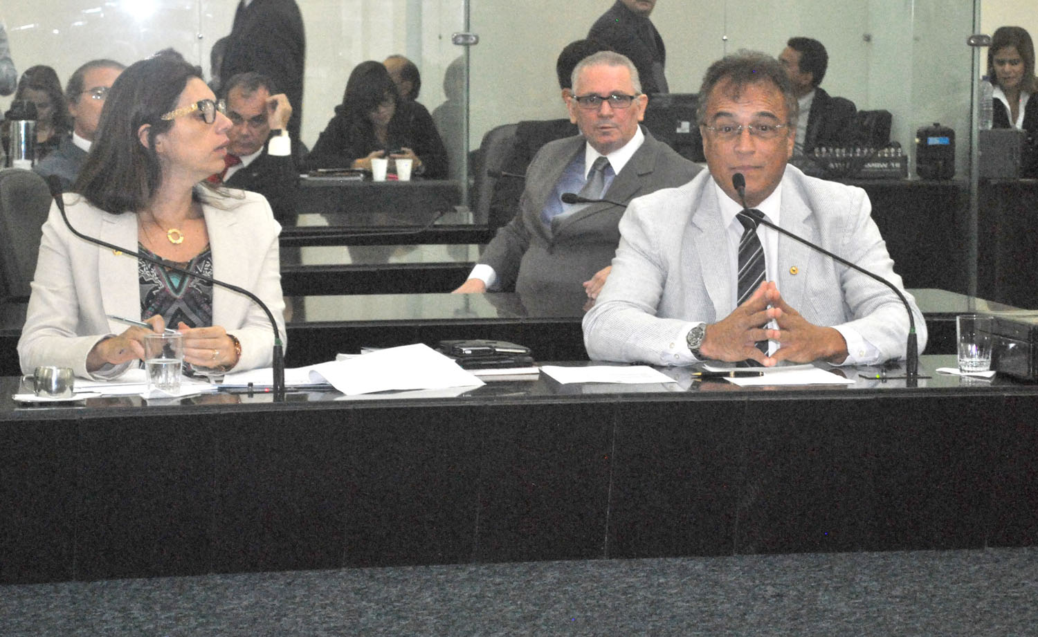 Deputados Jó Pereira e Pastor João Luiz atentos às palavras de Galba Novaes.JPG