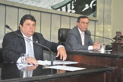 Deputados Luiz Dantas e Edval Gaia na sessão.JPG