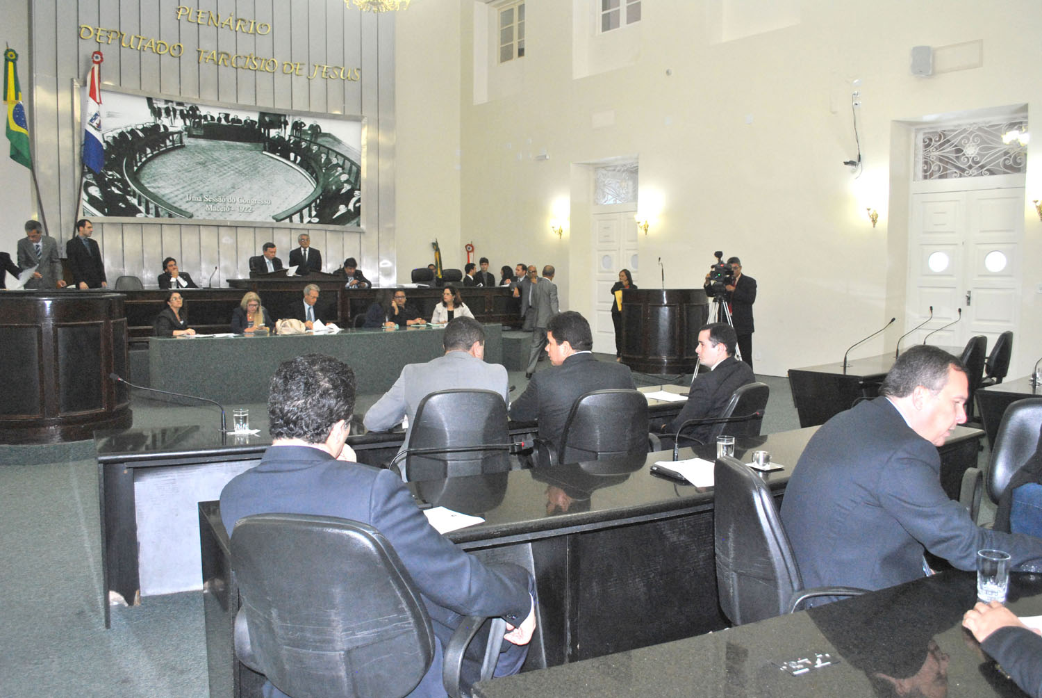 Quatorze deputados estiveram presentes na sessão plenária de hoje.JPG