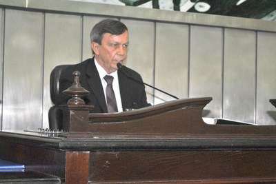 Presidente Luiz Dantas conduziu a sessão desta terça-feira.JPG