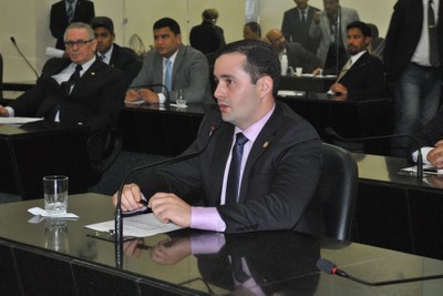 Deputado Bruno Toledo (PSDB) durante sessão ordinária.jpg