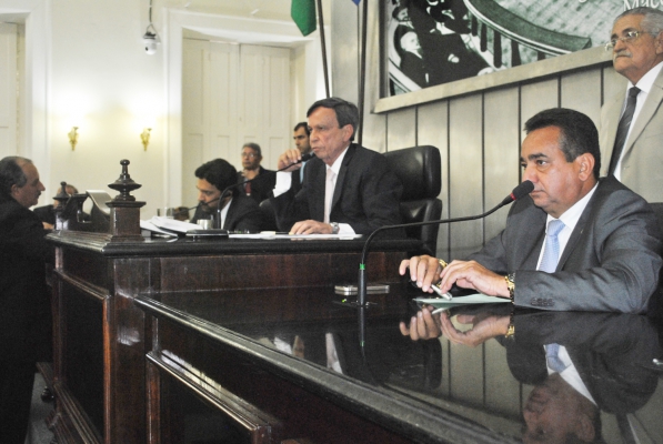 Presidente Luiz Dantas durante sessão ordinária.jpg