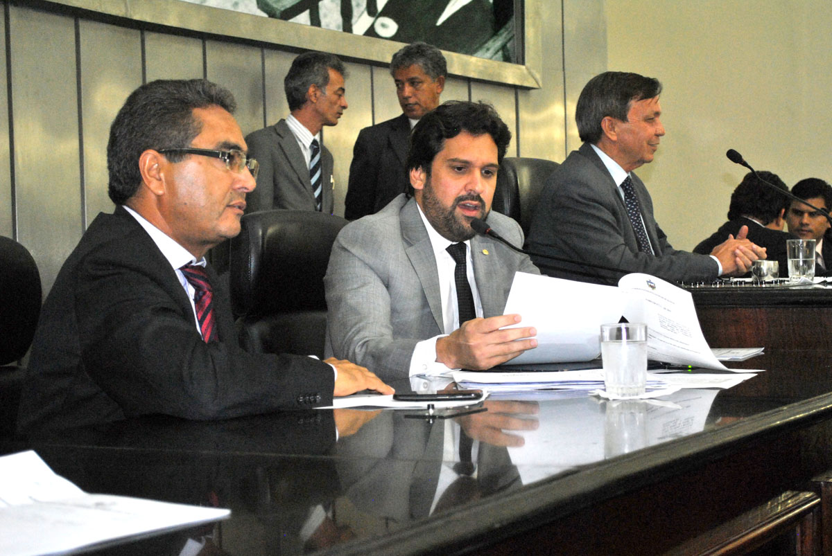 Deputado Isnaldo Bulhões leu o relatório da LOA que foi aprovada pelos legisladores.JPG