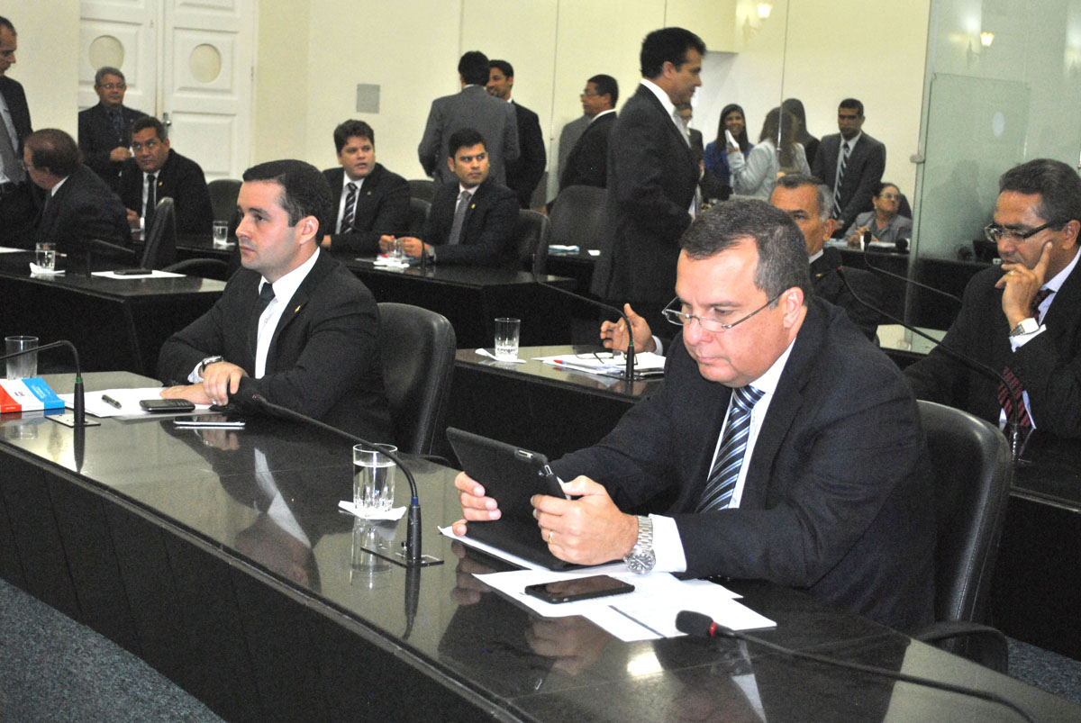 Deputados Bruno Toledo e Sérgio Toledo na sessão.JPG