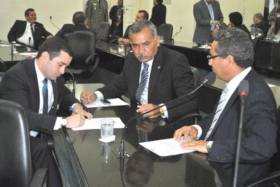 Deputados Bruno Toledo, Tarcizo Freire e Franscisco Tenório na sessão plenária.JPG