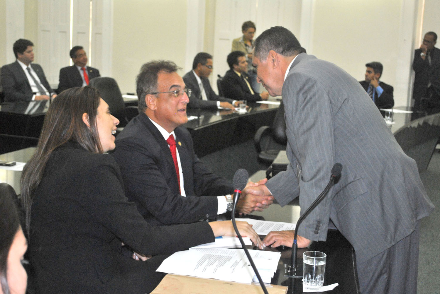 Deputados Inácio Loiola, Galba Novaes e Jó Pereira se cumprimentam em plenário.JPG