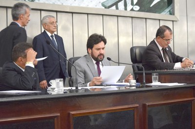 Mesa Diretora foi formada pelos deputados Marcos Barbosa, Isnaldo Bulhões e Ronaldo Medeiros.JPG