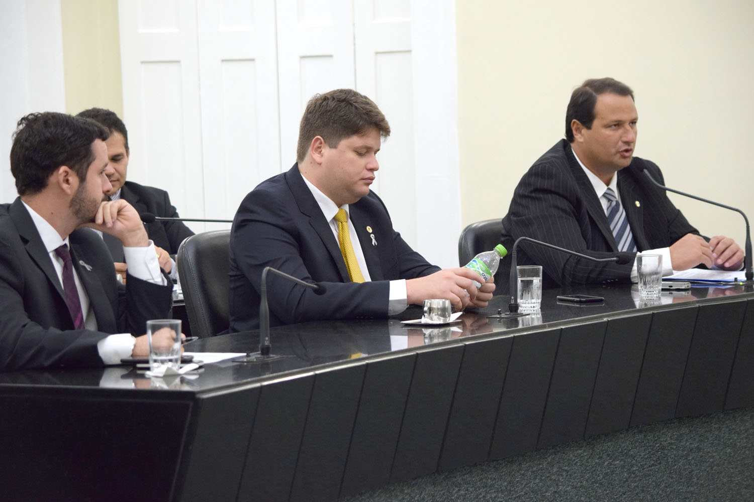 Deputado Dudu Hollanda em pedido de aparte ao lado dos parlamentares Davi Davino Filho e Bruno Toledo.JPG