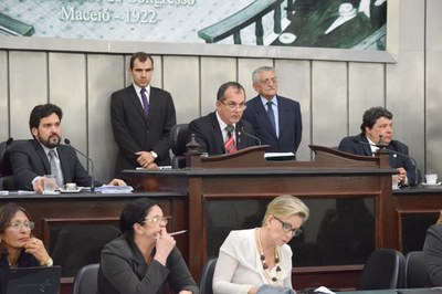 Os deputados Ronaldo Medeiros, Isnaldo Bulhões e Edval Gaia conduziram a sessão.JPG