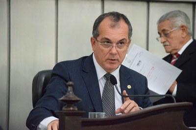 Deputado Ronaldo Medeiros presidiu a sessão.JPG