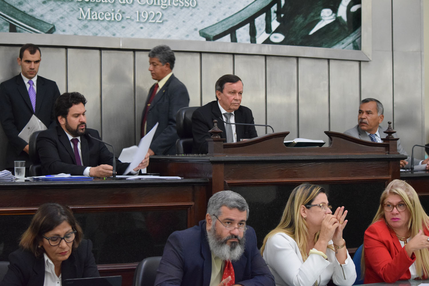Luiz Dantas volto a conduzir os trabalhos do legislativo alagoano.JPG